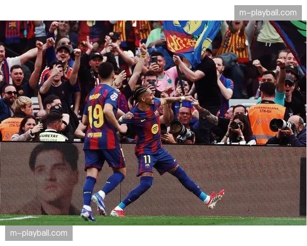 巴萨5-2大胜塞维利亚拉菲尼亚帽子戏法助球队领跑西甲 巴萨5-2大胜塞维利亚拉菲尼亚帽子戏法助球队领跑西甲